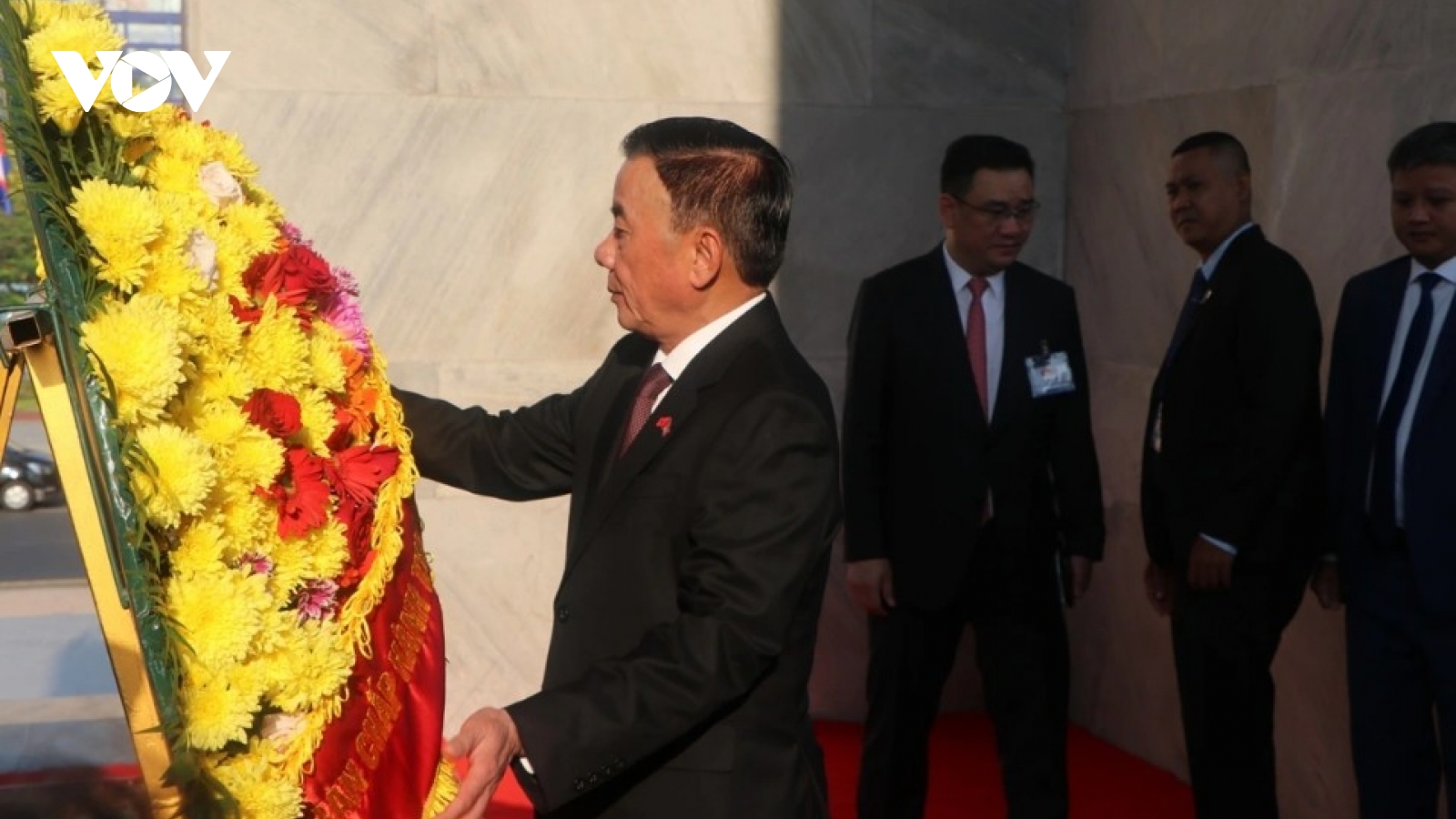 Vietnamese Party official Tran Cam Tu lays wreaths in Cambodia